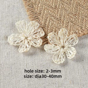 5pcs Natural Raffia Flower Charms, 30-40mm Handmade Woven Straw Floral Beads, Boho Macrame Jewelry Making Supplies for DIY Bracelet Necklace