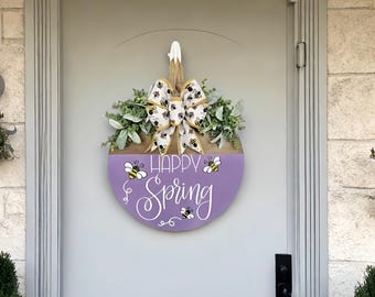 Decorazione per porta in legno "Happy Spring" - Cartello rotondo viola in stile rustico da fattoria con ape, fiocco e verde per la porta d'ingresso.