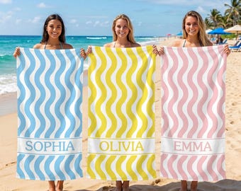 Serviette de plage personnalisée à rayures groovy : cadeau d'enterrement de vie de jeune fille personnalisé, serviette de voyage d'anniversaire, cadeau d'anniversaire pour maman, anniversaire de vacances