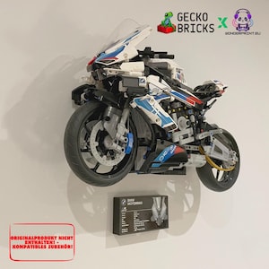 Könnte beinhalten: Ein weiß-blau-schwarzes BMW Motorrad Modellbausatz mit transparenter Windschutzscheibe, detaillierten Motorkomponenten und schwarzen Reifen. Eine rechteckige Plakette zeigt technische Daten. Text beinhaltet GECKO BRICKS X WONDERPRINT.EU.