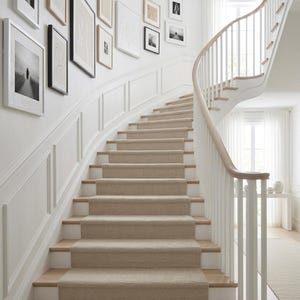 Alfombra de escalera de lana tejida a mano: Alfombra moderna minimalista de tejido plano en color beige cálido.