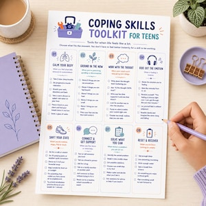 以下が含まれることがあります： Coping Skills Toolkit for Teensというタイトルの白い情報シート。感情調整のためのチェックリストが記載された8つの番号付きセクションがあり、ツールボックス、肺、ヘッドフォン、バッテリーなどのアイコンが青、オレンジ、紫のインクで印刷されています。