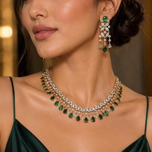 Set di orecchini e collana a lampadario con pendente a goccia in rubino verde smeraldo, gioielli da sposa e da ballo.