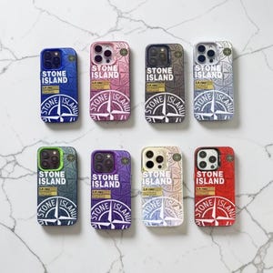 Puede incluir: Ocho fundas para teléfonos con el logotipo y la marca "Stone Island" en varios colores. Las fundas presentan un diseño de rosa de los vientos e incluyen tonos de azul, rosa, gris, verde, morado, beige y rojo. Las fundas son para teléfonos móviles.