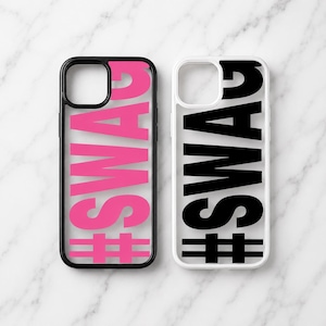 Puede incluir: Dos fundas para teléfono con la palabra "SWAG" en negrita. Una funda es negra con texto rosa, la otra es blanca con texto negro. Ambas fundas tienen un símbolo de hashtag delante de la palabra.