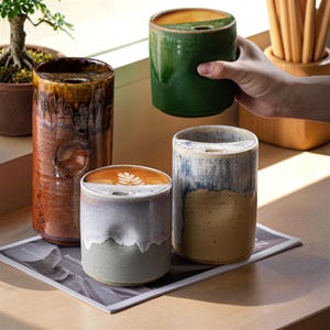 以下が含まれることがあります： 白い文字で「Welcome to our home」と書かれた素朴な木製の看板。 荒れた仕上がりとシンプルで魅力的なデザインで、玄関の装飾に最適です。