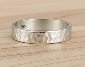 Pierścionek z młotkowanego srebra próby 925 – minimalistyczna, unisexowa obrączka ślubna, ręcznie wykonany, teksturowany pierścionek ze srebra