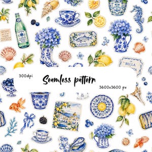 Op de afbeelding: Een naadloos patroon met aquarelillustraties van blauw-wit keramiek, citroenen, schelpen, hortensia's, sardines en bessen. Het ontwerp bevat een groene glazen fles, een goudvis en een kustlandschap op een witte achtergrond.