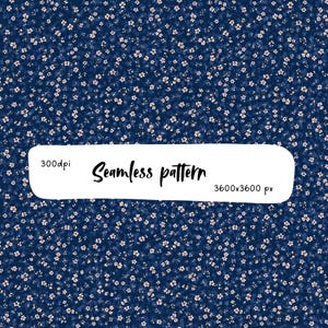 Pode incluir: Um padrão sem costuras com fundo azul-marinho escuro e pequenas flores cor-de-rosa claro e brancas. Uma sobreposição retangular branca contém o texto preto 300dpi, Seamless pattern, e 3600x3600 px em fonte manuscrita.