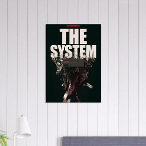 Könnte beinhalten: Ein rechteckiges Wandposter mit schwarzem Hintergrund und dem weißen Text THE SYSTEM am oberen Rand. Unter dem Text scheint ein dunkles, bröckelndes, verpixeltes Grafikelement zu zerfallen, das ein kleines dunkles Fehlermeldungsfeld enthält.