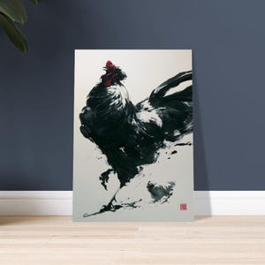 Puede incluir: Una impresión de arte mural rectangular vertical que presenta una pintura a tinta negra de un gallo con una cresta roja prominente. El gallo está representado en un estilo dinámico y expresivo sobre un fondo blanco, con un pequeño sello cuadrado rojo.