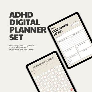 Op de afbeelding: Twee zwarte tablets met digitale plannerpagina's. Eén tablet toont een "Dopamine Menu" met secties voor dagelijkse taken. De andere toont een "90 Days Challenge" grafiek. Tekst op de afbeelding luidt "ADHD DIGITAL PLANNER SET."