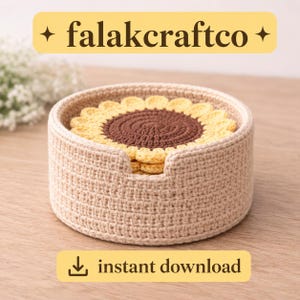 Puede incluir: Un portavasos de ganchillo beige con un diseño de girasol. El soporte es redondo con un recorte para facilitar el acceso a los posavasos. Los posavasos de girasol son amarillos y marrones. El texto "falakcraftco" y "instant download" son visibles.