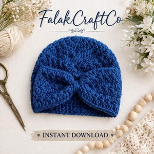 Puede incluir: Un turbante de ganchillo azul real con un lazo. La imagen incluye el texto "Falak CraftCo" y "INSTANT DOWNLOAD". El turbante está rodeado de flores blancas, tijeras y un ovillo de lana.