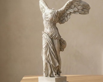 Escultura de la Victoria Alada de Samotracia: estatua de resina de una diosa griega clásica para decoración del hogar y estanterías.