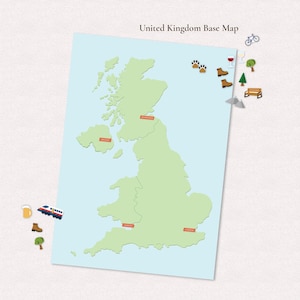 Puede incluir: Un mapa azul claro del Reino Unido con etiquetas de ciudades e iconos decorativos. El mapa se titula "United Kingdom Base Map". Los iconos incluyen una bicicleta, una copa de vino, huellas de patas, botas, un árbol, un banco, una jarra de cerveza, un tren y un árbol.