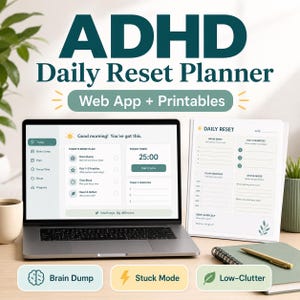 Könnte beinhalten: Ein ADHD Daily Reset Planer mit einer Web-App auf einem Laptop-Bildschirm und einer gedruckten Seite. Die Benutzeroberfläche zeigt einen täglichen Reset-Plan, einen Fokus-Timer und Brain-Dump-Bereiche. Text beinhaltet "ADHD Daily Reset Planner".