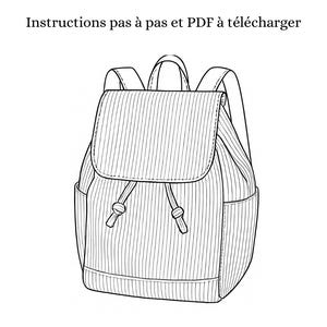 Puede incluir: Dibujo lineal de una mochila con cierre de solapa, bolsillos laterales y detalles de cordón. El texto en la parte superior dice "PATRON PDF SAC À DOS" y el texto debajo dice "Instructions pas à pas et PDF à télécharger".