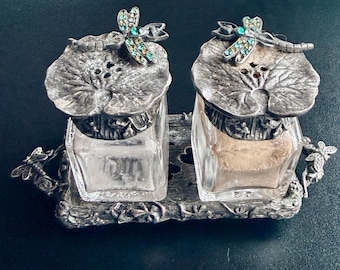 Mary DeMarco Dragonfly Pewter Salt Pepper Set con vassoio – Accenti di cristallo gioiello