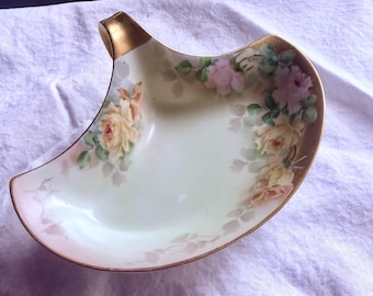 Piatto da portata antico in porcellana bavarese con rose dipinte a mano e bordo dorato a forma di mezzaluna.