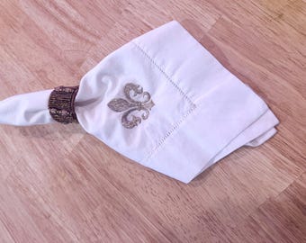 Set di 8 tovaglioli in cotone bianco con ricamo a mano a giglio e orlo rifinito a punto a mano.
