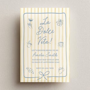 Puede incluir: Una tarjeta de invitaci&oacute;n rectangular con fondo de rayas verticales en amarillo claro y blanco. Presenta un borde azul dibujado a mano y texto azul que dice La Dolce Vita! Let's shower bride-to-be Amelia Smith, Saturday May 10th at 2pm, 123 Main St Anywhere 12345, RSVP 123-456-7890, con peque&ntilde;os iconos de l&iacute;nea de un c&oacute;ctel, cerezas, una naranja, una taza de caf&eacute;, un cruas&aacute;n y un lim&oacute;n.
