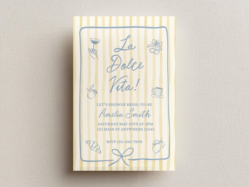 Puede incluir: Una tarjeta de invitaci&oacute;n rectangular con fondo de rayas verticales en amarillo claro y blanco. Presenta un borde azul dibujado a mano y texto azul que dice La Dolce Vita! Let's shower bride-to-be Amelia Smith, Saturday May 10th at 2pm, 123 Main St Anywhere 12345, RSVP 123-456-7890, con peque&ntilde;os iconos de l&iacute;nea de un c&oacute;ctel, cerezas, una naranja, una taza de caf&eacute;, un cruas&aacute;n y un lim&oacute;n.
