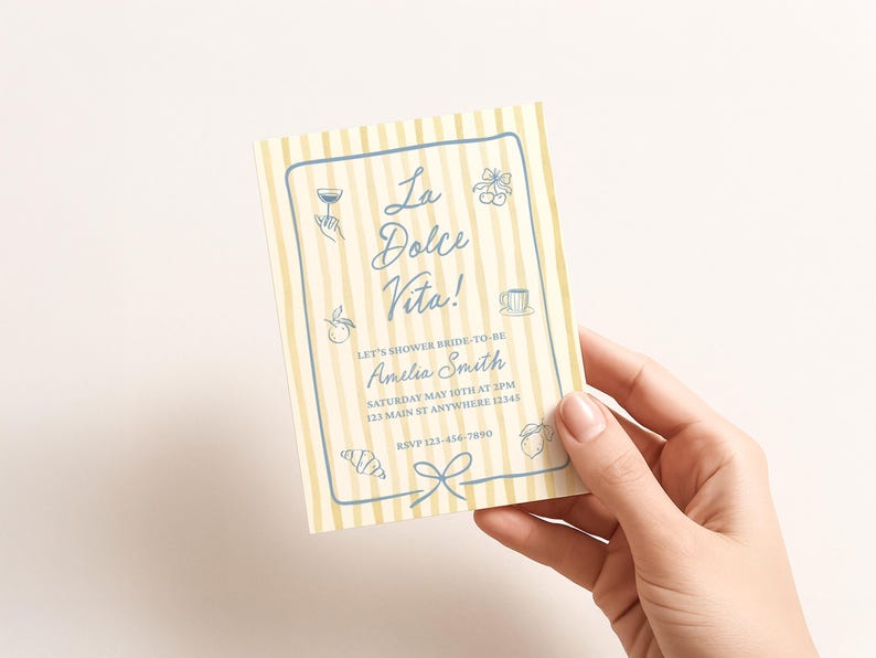 Puede incluir: Una tarjeta de invitaci&oacute;n rectangular con un fondo de rayas verticales de color amarillo p&aacute;lido y blanco con un borde azul. El texto dice La Dolce Vita! Let's shower bride-to-be Amelia Smith Saturday May 10th at 2pm 123 Main St Anywhere 12345 RSVP 123-456-7890.