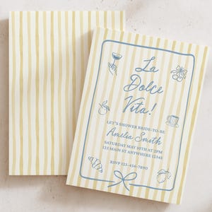 Puede incluir: Una tarjeta de invitaci&oacute;n rectangular con un patr&oacute;n de rayas verticales amarillas y blancas. El texto azul dice La Dolce Vita, Let's Shower Bride-to-be, Amelia Smith, Saturday May 10th at 2pm, 123 Main St Anywhere 12345, y RSVP 123-456-7890, con peque&ntilde;os dibujos lineales azules de una copa de vino, cerezas, una naranja, una taza, un croissant, un lim&oacute;n y un lazo.