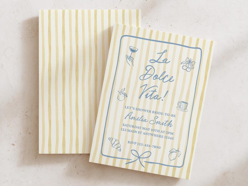Puede incluir: Una tarjeta de invitaci&oacute;n rectangular con un patr&oacute;n de rayas verticales amarillas y blancas. El texto azul dice La Dolce Vita, Let's Shower Bride-to-be, Amelia Smith, Saturday May 10th at 2pm, 123 Main St Anywhere 12345, y RSVP 123-456-7890, con peque&ntilde;os dibujos lineales azules de una copa de vino, cerezas, una naranja, una taza, un croissant, un lim&oacute;n y un lazo.