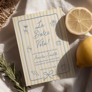 Puede incluir: Una tarjeta de invitaci&oacute;n rectangular con un fondo de rayas verticales amarillas y blancas, con texto azul que dice La Dolce Vita! Let's shower bride-to-be Amelia Smith, Saturday May 10th at 1pm, 123 Main St Anywhere 12345, RSVP 123-456-7890.