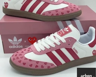 Zapatillas deportivas personalizadas estilo samba en rosa, azul y negro con diseño de corazón, inspiradas en el Día de San Valentín.