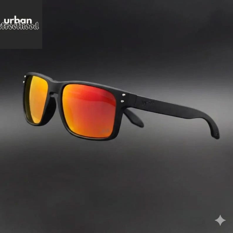 Puede incluir: Gafas de sol negras con lentes espejadas rojo-naranja. Las gafas tienen una montura cuadrada y un acabado mate. El texto "urban street hood" est&aacute; en la esquina superior izquierda. Sobre un fondo gris oscuro.
