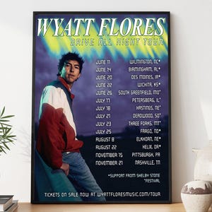 以下が含まれることがあります： 「Wyatt Flores Drive All Night Tour」の額入りポスターには、アーティストの写真とツアー日程が掲載されています。ポスターは黒いフレームで、木製の表面に表示されています。