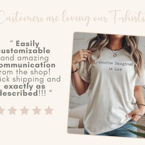 Puede incluir: Una camiseta color crema con el texto "Favorite Daughter is Law" en negro. La imagen tambi&eacute;n incluye el texto "Customers are loving our T-shirts" y comentarios de clientes. La camiseta es una prenda informal.