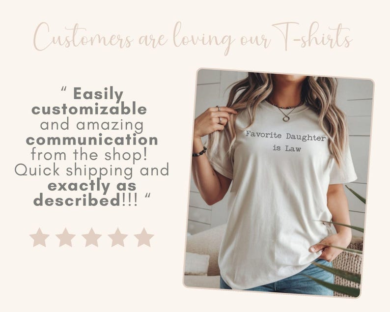 Puede incluir: Una camiseta color crema con el texto "Favorite Daughter is Law" en negro. La imagen tambi&eacute;n incluye el texto "Customers are loving our T-shirts" y comentarios de clientes. La camiseta es una prenda informal.