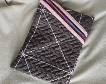 Funda para tableta hecha con acolchado reciclado