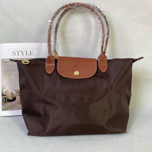 Bolso tote de nailon marrón Longchamp, grande, ligero, plegable, con ribete de cuero, para uso diario.