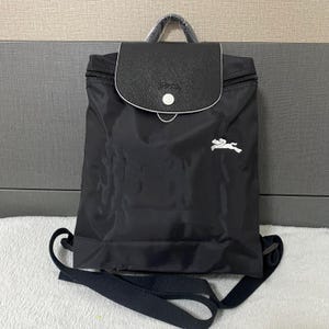 Może przedstawiać: Zestaw trzech ceramicznych kubków z nakrapianym, matowym wykończeniem. Kubki są w odcieniach kremowym, jasnoszarym i ciemnoszarym. Każdy kubek ma prosty, minimalistyczny design.