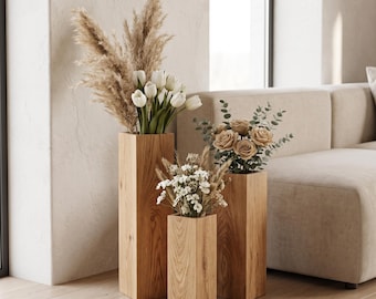 Hölzerne Blumenvase, hohe Holzherzstück, rustikale Blumenhalter, Bauernhaus-Hochzeitsdekor