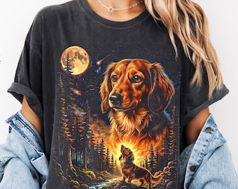 月に向かって吠えるダックスフントのTシャツ。レトロヴィンテージの長毛のウィンナードッグTシャツ。ウォッシュ加工の森の夜をイメージしたオーバーサイズのグラフィックTシャツ。ギフトにも。