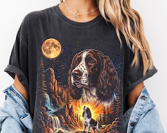 イングリッシュ・スプリンガー・スパニエルが月に吠える。犬のグラフィックTシャツ。ペット好きへのギフト。オーバーサイズ ストリートウェア ワイルドナイト。星柄 ユニセックス 90年代 Y2K Tシャツ