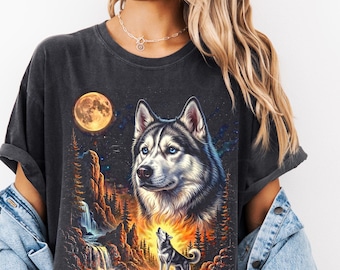 シベリアンハスキーが月に吠える。犬のグラフィックTシャツ。面白いペット好きへのギフト。オーバーサイズストリートウェア ワイルドナイト。星柄ユニセックス90年代Y2K Tシャツ