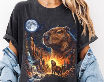 カピバラムーンフォレストシャツ、チルカピバラナイトデザイン、居心地の良い動物美学、リラックスした自然グラフィック、Z世代の雰囲気の動物ギフト