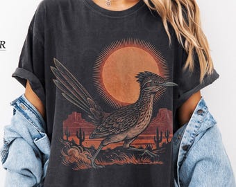 ロードランナーシャツ、コンフォートカラーズTシャツ、ヴィンテージデザートグラフィックTシャツ、ボヘミアンウエスタントップ、ペッパーウォッシュユニセックス。レトロサウスウエストネイチャーTシャツ、