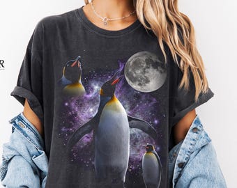 月に向かって吠えるペンギン。ヴィンテージ北極グラフィックTシャツ。動物好きへのギフト。オーバーサイズストリートウェア夜空。星柄ユニセックス90年代Y2K Tシャツ