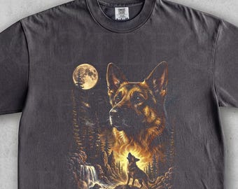 ジャーマン・シェパードが月に吠えるTシャツ、グラフィック柄のジャーマン・シェパード愛好家向けシャツ、ジャーマン・シェパードのお母さんへのギフト、90年代ヴィンテージの満月犬Tシャツ。おどける犬Tシャツ