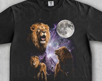 月に向かって遠吠えするライオン。ヴィンテージ風ワイルドキャットグラフィックTシャツ。動物好きへのギフト。オーバーサイズストリートウェアナイトスカイ。星柄ユニセックス90年代Y2K Tシャツ