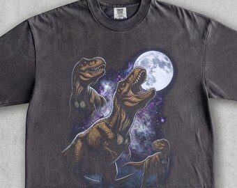 T-Rexが月に吠える。ヴィンテージ恐竜グラフィックTシャツ。動物好きへのギフト。オーバーサイズストリートウェア夜空。星柄ユニセックス90年代Y2K Tシャツ