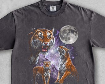 虎が月に吠える。ヴィンテージ風ワイルドキャットグラフィックTシャツ。動物好きへのギフト。オーバーサイズストリートウェアナイトスカイ。星柄ユニセックス90年代Y2K Tシャツ